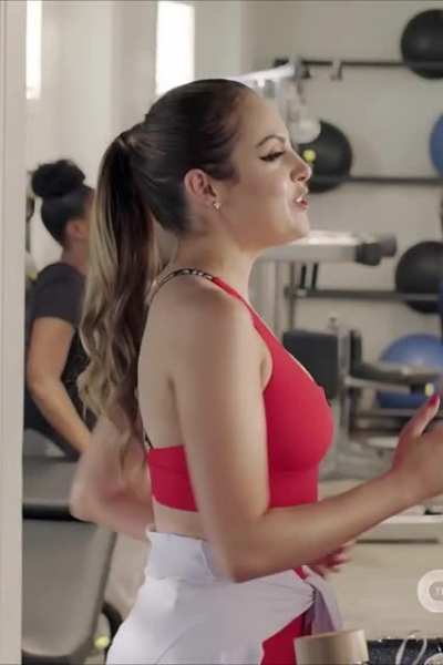 Elizabeth Gillies