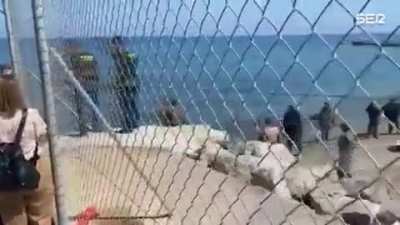 Aproximadamente 8 mil imigrantes ilegais tentaram entrar na cidade espanhola de Ceuta vindas do Marrocos nos últimos dois dias em um fluxo gigante, a maioria delas nadando ao redor de quebra-mares e cruzando a fronteira para chegar ao enclave espanhol no 