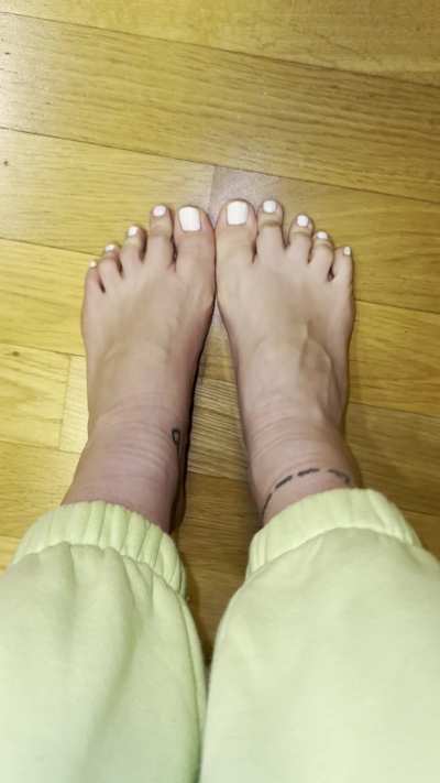 Do you like white neiny feet ?