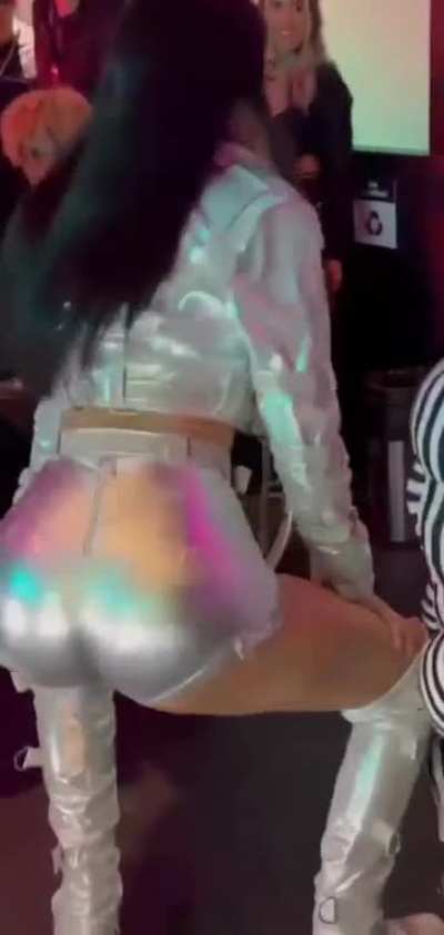 Victtoria Medeiros in a sexy dance🔥