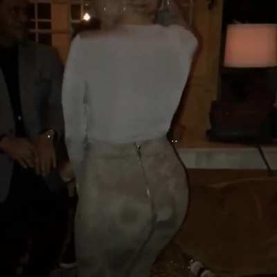 Look at that ass!
