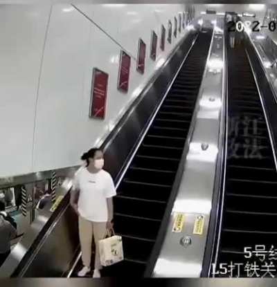 Using escalator as conveyer belt