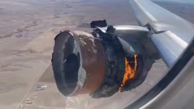 United B772: 