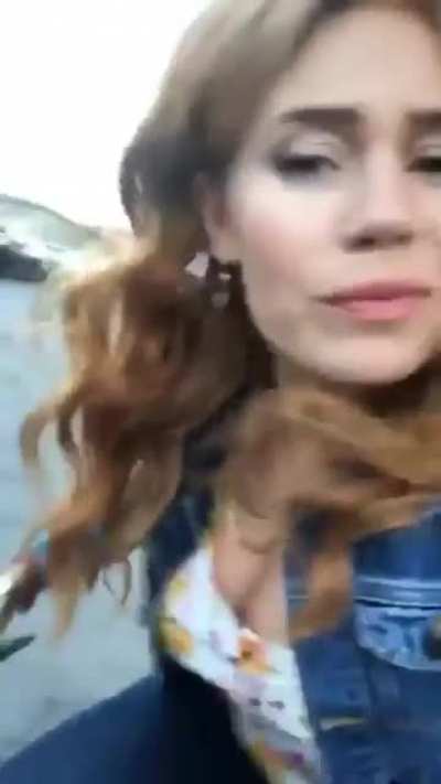 Palina bückt sich