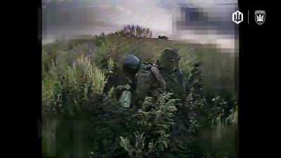 Russian hiding in vegetation with a fuel canister was spotted by an FPV drone of the 🇺🇦414th UAV Brigade Birds of Magyar