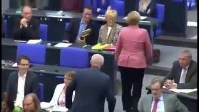 Almanya meclis başkanı, kürsüde milletvekili konuşurken konuşan Merkel'i konuştuğu için cezalandırıp arka sıraya gönderdi.