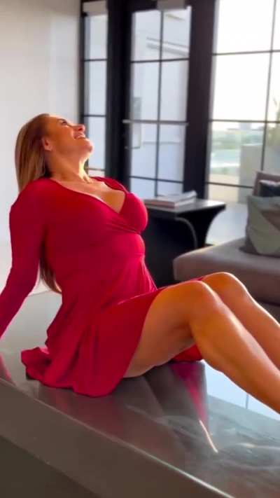 Penélope Menchaca enseñado el culo en el reflejo de la mesa.