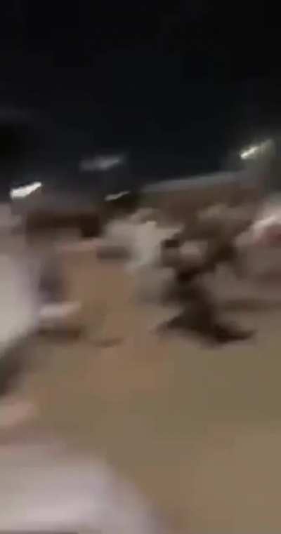 “مقطع متداول لعسكري يفاجئ مجموعة من الشباب مُخالفين للإحترازات الصحية.” مع تعديل بسيط