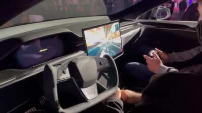 Недавно Tesla анонсировала новую версию Model S с процессором AMD Ryzen и графическим процессором AMD RDNA 2. Илон Маск заявил, что производительность сравнима с PS5. Cегодня он показал, как работает Cyberpunk 2077 на новой Model S. Игра идёт в 60 fps.