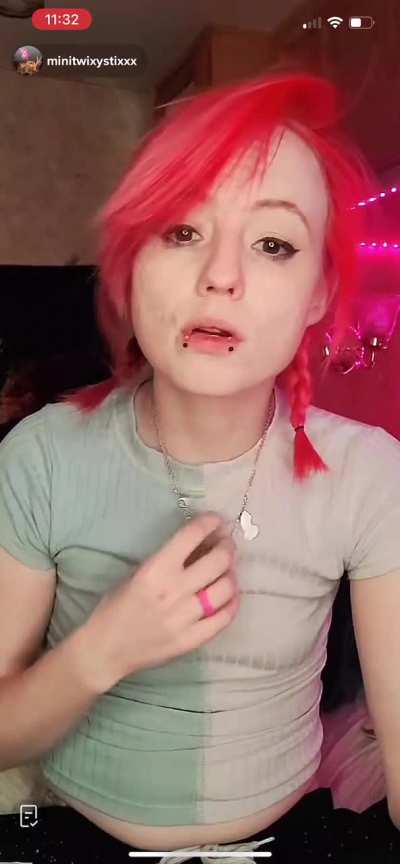 Wendy’s girl shows off feet