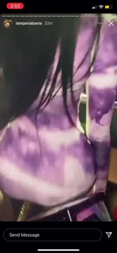 ︎