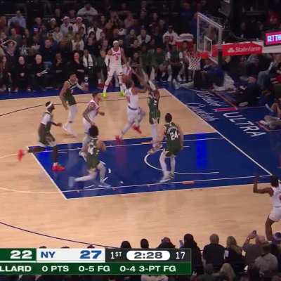 [Highlight] Brunson freezes 2 Bucks players with a nifty in-and-out and finishes at the rim