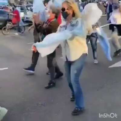 La señora de la marcha, but make it cumbia.