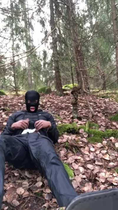 If you walk in the woods and see this, how do you react?😈