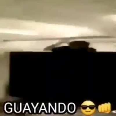 Soñe que estaba en la escuela y yo y mis amigos éramos los protagonistas de este épico video