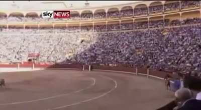Sangre! Opiparo gores matador Aparicio through the jaw