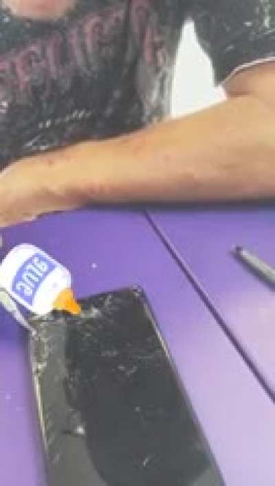 Tweaker dismantles his phone while accusing repair shop