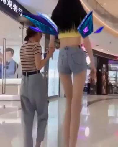 spotted akali and kaisa in the mall today