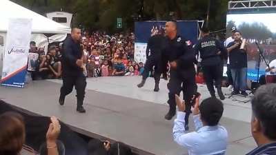 Los policías en México son buenos para bailar pero no para hacer su trabajo.
