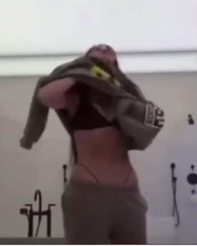 The spiral continues... a certain famous sister went on ig live to do damage control after THAT leaked photo, but her body filter glitches (waist)