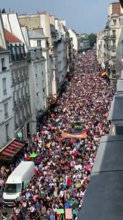 FRANÇA HOJE: Dezenas de milhares de pessoas protestando contra a tirânica implementação do certificado de vacina para entrada em estabelecimentos, bem como a vacinação obrigatória. A grande mídia está absolutamente em silêncio.
