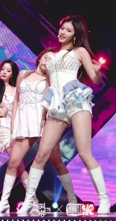 The way sexy kpop goddess Sana flaunts her perfect body completely melts my brain... I just can't help but give her milky thighs all my attention!