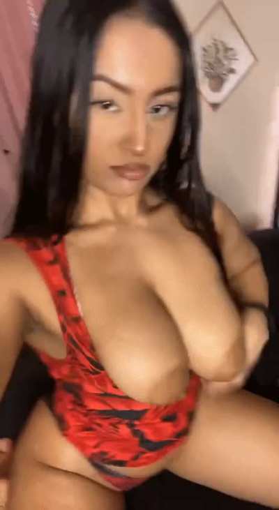 this saggy boobs wants to bounce on your face.
