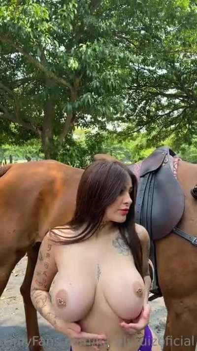 Karely Ruiz 