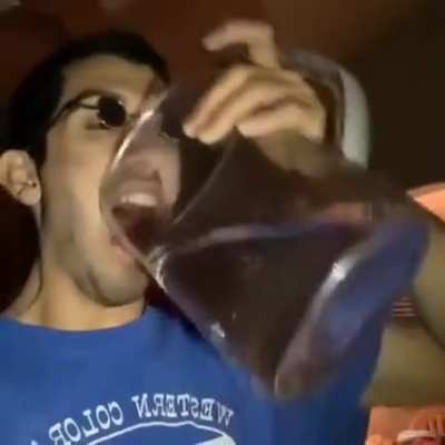 Tradução: não posso falar agora. Estou fazendo mijo!