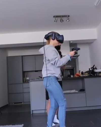 Julia Beautx probiert zum ersten Mal VR