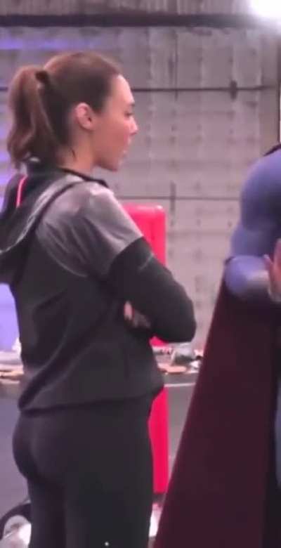 God Gal Gadot has the tightest little ass 🤤