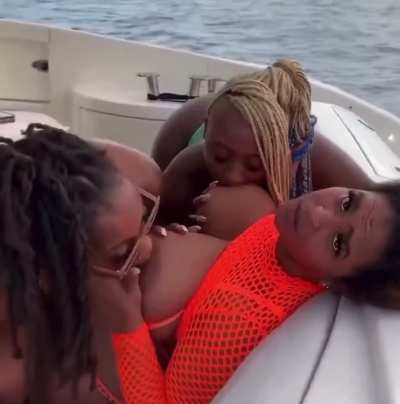 [r/br<wbr>easts<wbr>uckin<wbr>g] mmmmm I think she likes that