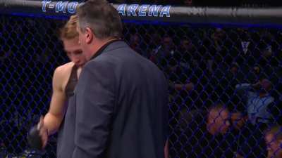 Irene Aldana knocks out Ketlen Vieira with a clean left hook.