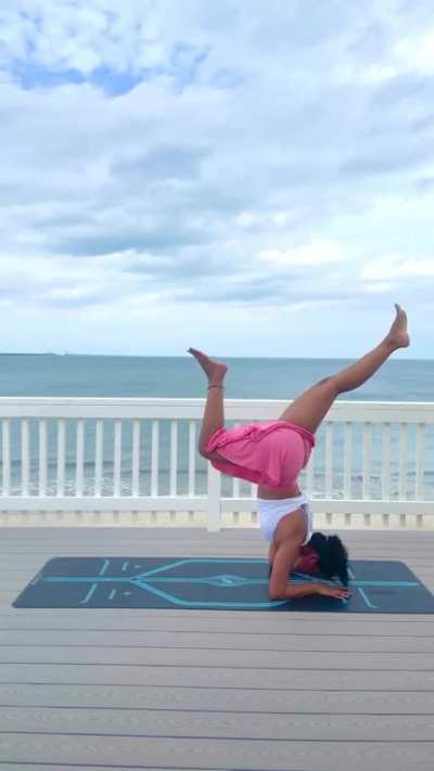 Ain't need pants to highlight that yoga butt!