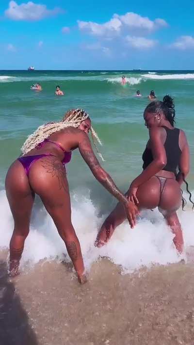 Booties on the beach @jusx<wbr>xt_la<wbr>rrish<wbr>a