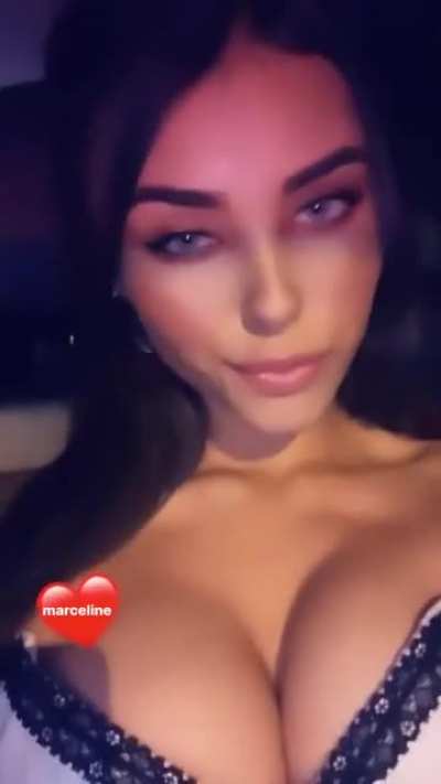 Need her to sink those teeth in my neck while we listening to Vamp Anthem