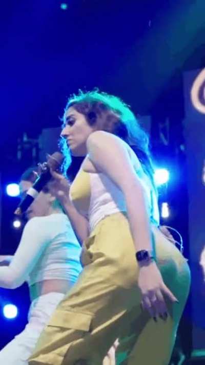 Jonita Gandhi ki moti gand. Yeh bhi Rand ban gayi. Kya karoge iske saath.