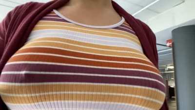 Walking braless with my 34DDDs with a lil reveal at the end 😘 What do you think? [OC] [f23]