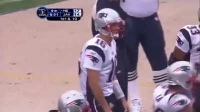 [highlights] Tom Brady leads a touchdown drive despite taking a brutal hit in the back (2006).