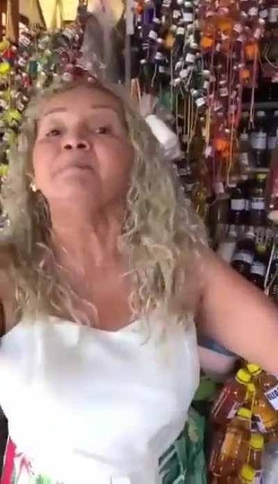 Tô vendendo ervas que aliviam e temperam.