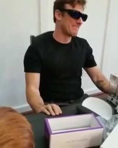 Dad seeing his children’s red hair with enChroma glasses for the first time