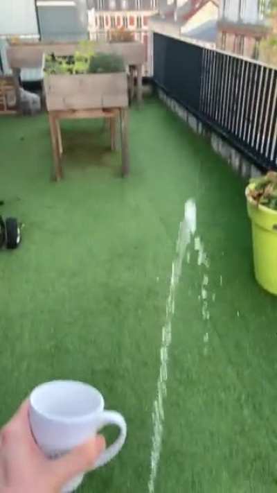 Throwing hot water into non freezing air