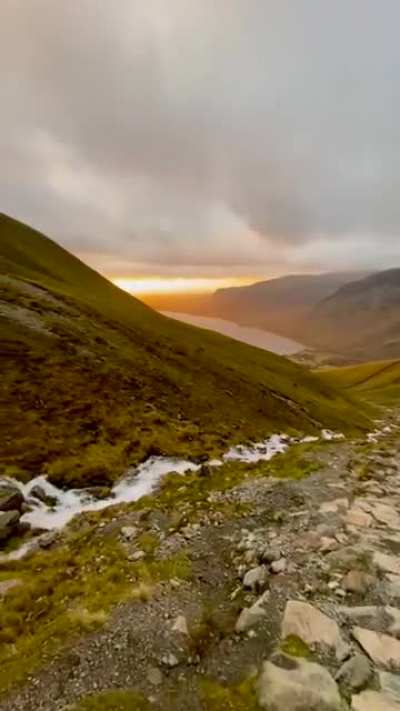 Descending Scafell Pike (Highest Mountain in England 🏴󠁧󠁢󠁥󠁮<wbr>󠁧󠁿) - The Lake District ⛰