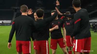Matip Pre-Match Air-Five