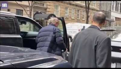 Karma in action … Alec today still being his rude, obnoxious self 😂😂 Even when he doesn’t even know his own car.