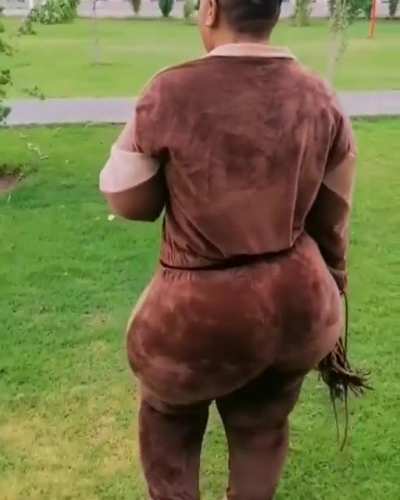 🍑🍑💥STRETCHING TF OUTTA THOSE PANTS 🍑😍👅