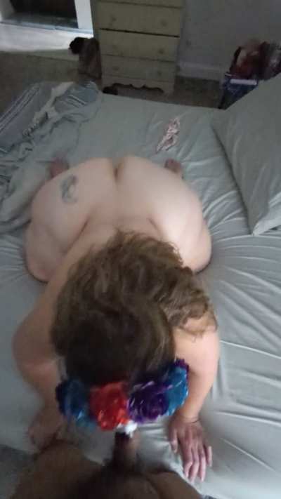 Barefoot sucking dick