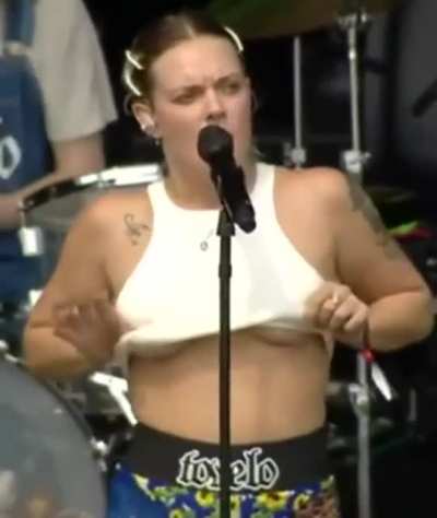 Tove Lo flashing her tits onstage