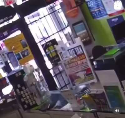 Guy Tries to Rob Bodega, Lets Employees Lock Him Inside