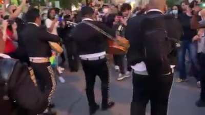 The Spanish forum Forocoches sends a mariachi band to the White House.